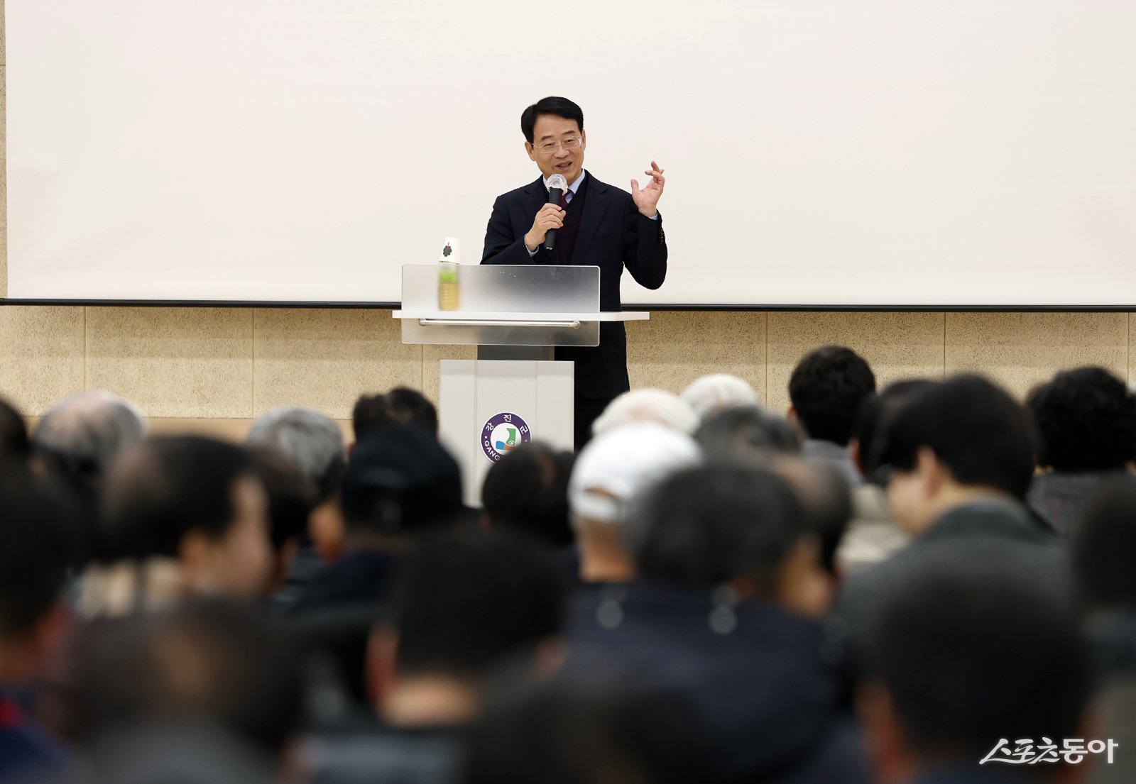 강진군은 지난 8일 웰니스푸소센터에서 마을 이장과 농어업인 단체 등 200여 명이 참석한 가운데 ‘2026년 농림축수산분야 지원사업 설명회’를 개최했다. 사진제공=강진군