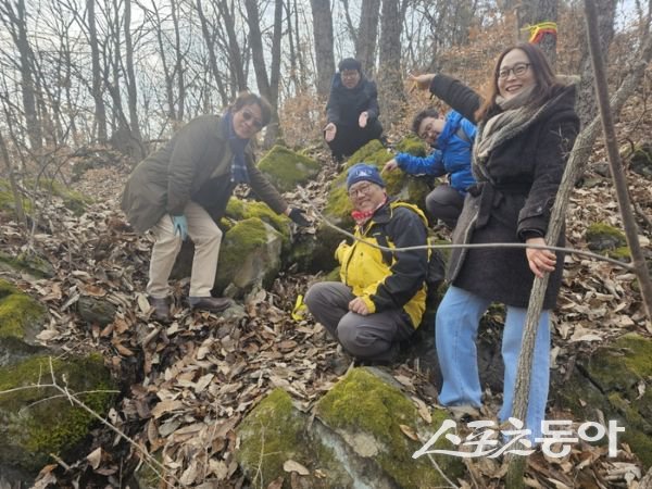 의성군과 풍혈 전문가인 사와다 유키 교수와 관계자들이 의성군 빙계계곡에서 발견한 온혈지대를 보며 기념 촬영을 하고 있다. 사진제공ㅣ의성군