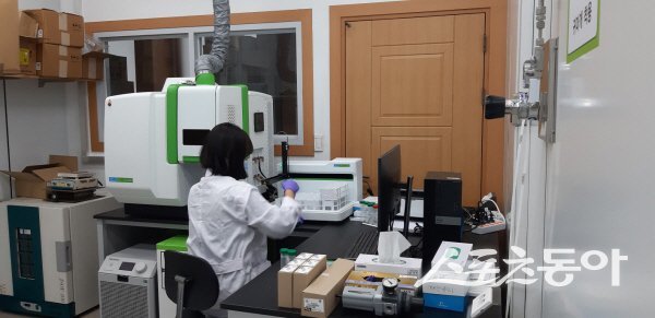 봉화군 농산물안전성분석센터에서 농산물 잔류농약 및 토양 분석을 하고 있다. 사진제공 ㅣ 봉화군