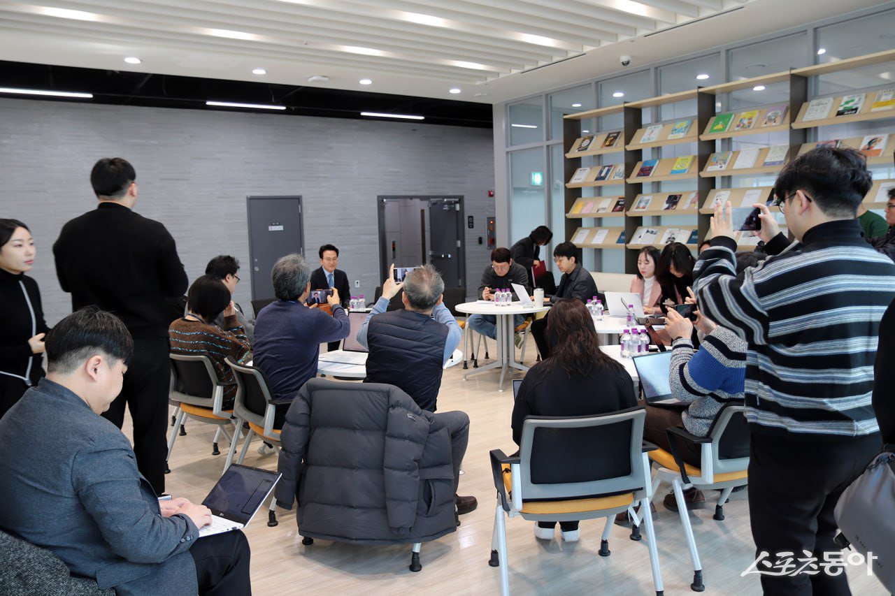 경기도교육청에서 기자간담회를 하고 있는 안민석 경기미래교육자치포럼 대표. 사진제공|경기미래교육자치포럼