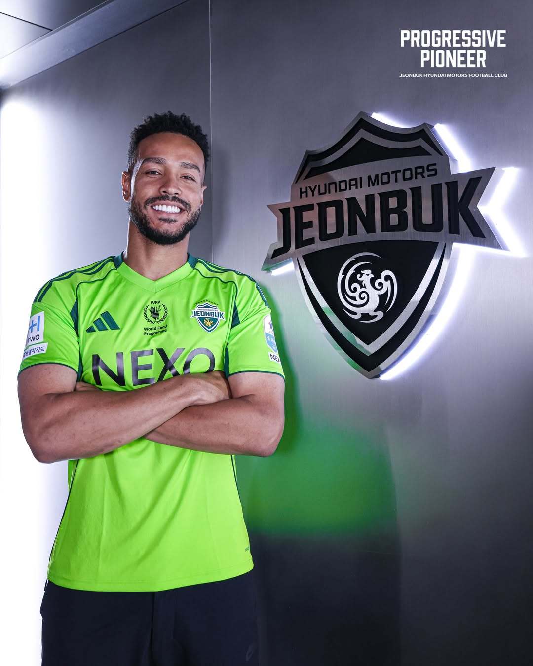 전북은 9일 “FC안양에서 맹활약한 스트라이커 모따가 팀에 합류했다”고 발표했다. 전북 엠블럼 앞에서 기념 촬영을 하는 모따. 사진제공｜전북 현대