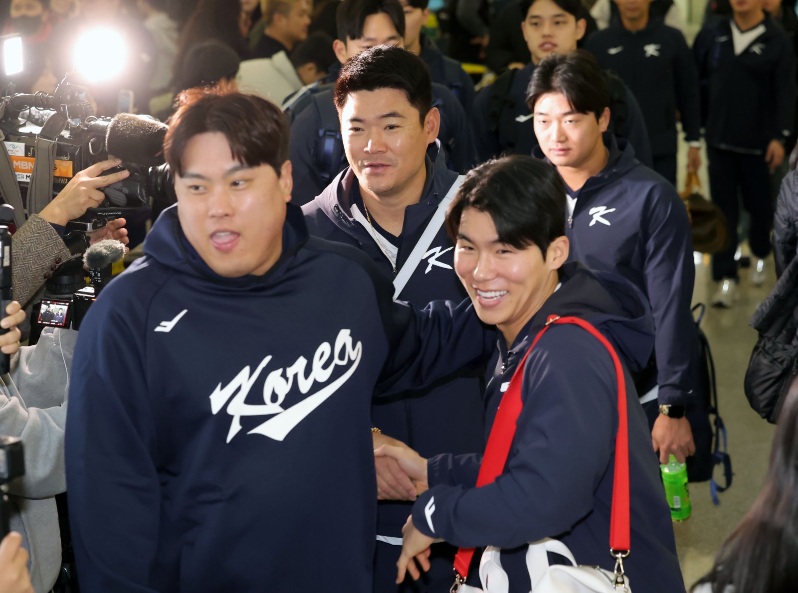 류현진(왼쪽), 김혜성(오른쪽) 등 야구대표팀 선수들이 9일 인천국제공항을 통해 WBC 대비 1차 전지훈련지 사이판으로 출국했다. 인천국제공항｜뉴시스