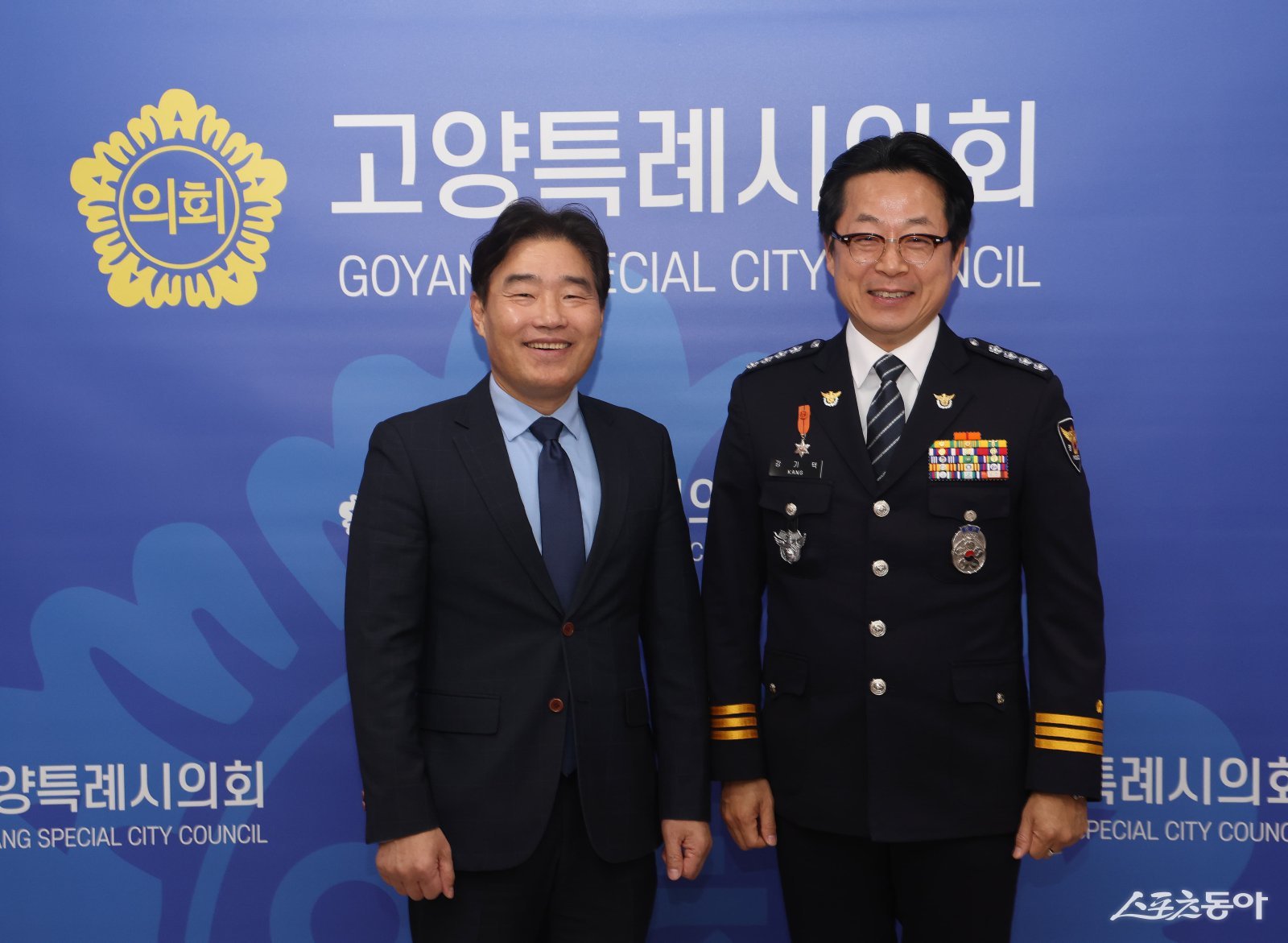 고양특례시의회 김운남 의장(윈쪽)은 9일, 강기택 일산서부경찰서장과 면담을 갖고 기념촬영하고 있다. 사진제공ㅣ고양시의회