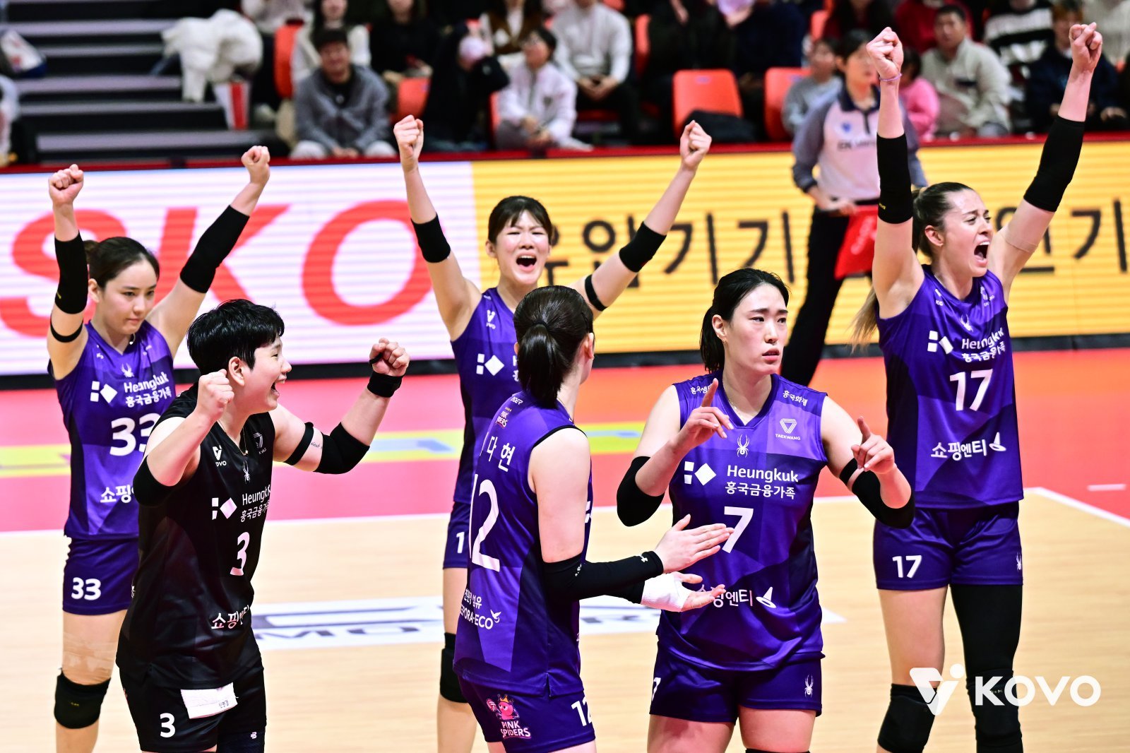 흥국생명 선수들이 9일 광주페퍼스타디움서 열린 페퍼저축은행과 원정경기를 3-0으로 이긴 뒤 환호하고 있다. 사진제공|KOVO