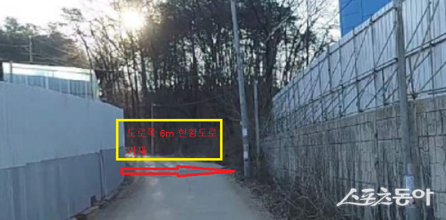 경기도 안성시 삼죽면 내장리 206-16번지 일대에서 폐목재와 폐합성수지 등을 재활용하는 엘에스에너지를 둘러싼 각종 의혹이 제기되며 논란이 확산되고 있다(도로 폭). 사진제공|공익 제보자