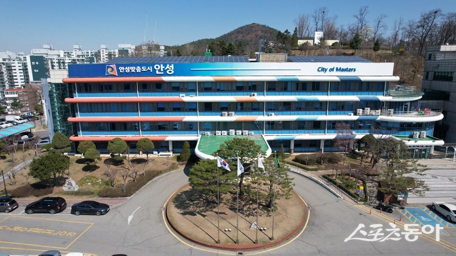 경기도 안성시 삼죽면 내장리 206-16번지 일대에서 폐목재와 폐합성수지 등을 재활용하는 엘에스에너지를 둘러싼 각종 의혹이 제기되며 논란이 확산되고 있다(안성시청 전경). 사진제공|안성시