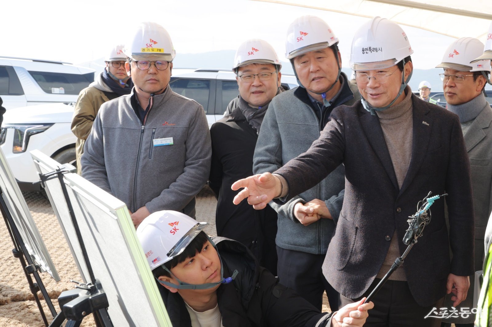 이상일 용인특례시장이 지난 9일 용인반도체클러스터 일반산업단지 현장을 방문해 공사 진행 상황을 확인하고 있다. 사진제공|용인시