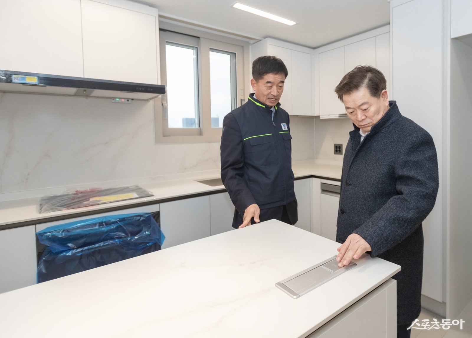 박승원 광명시장이 지난 9일 입주를 앞둔 철산주공10·11단지 주택재건축 정비사업 현장 ‘철산자이브리에르’를 찾아 준공 전 품질을 점검하고 있다. 사진제공｜광명시