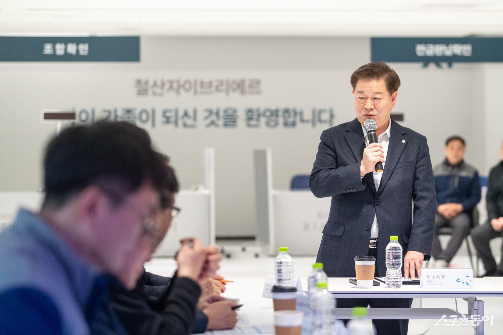 박승원 광명시장이 지난 9일 입주를 앞둔 철산주공10·11단지 주택재건축 정비사업 현장 ‘철산자이브리에르’를 찾아 품질과 안전관리에 만전을 기할 것을 당부하고 있다. 사진제공｜광명시