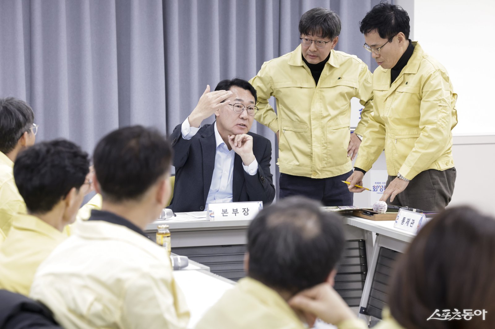 정명근 화성특례시장이 비상대책회의통해 공직자들에게 지시하고 있다. 사진제공|화성시