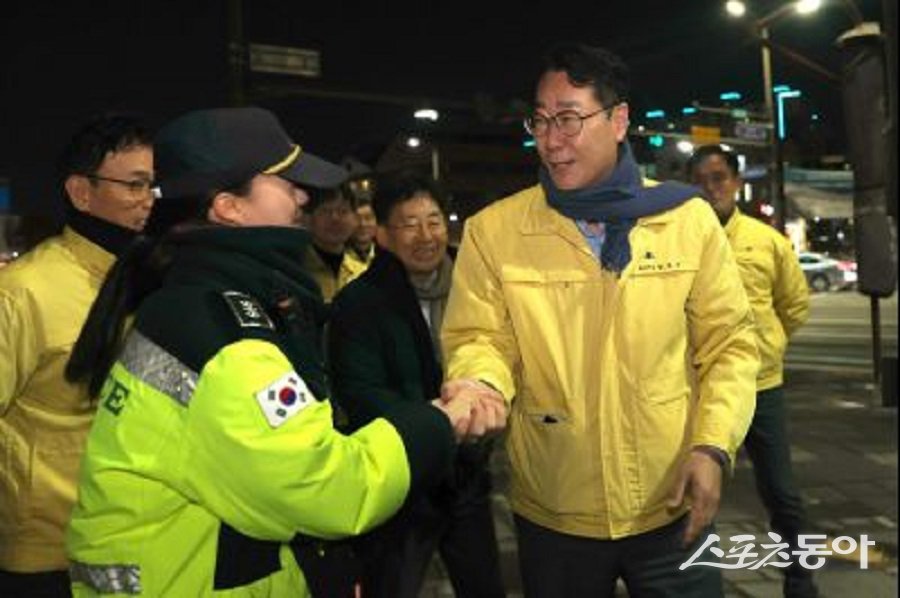 정명근 화성특례시장이 현장 봉사자들을 격려하고 있다. 사진제공|화성시