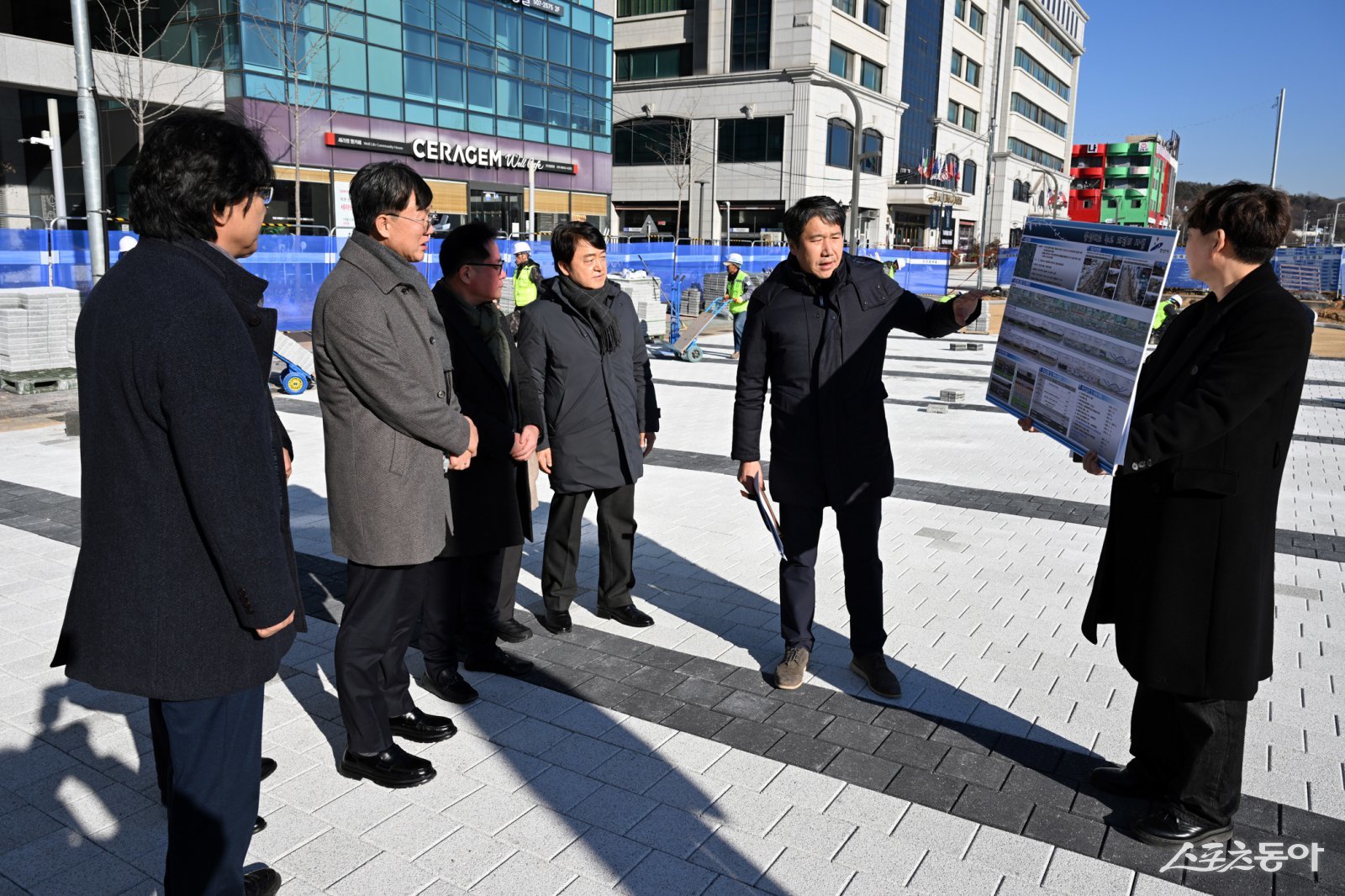 안산시(시장 이민근)는 이민근 시장이 지난 8일 단원구 고잔동 중앙대로 일원에서 추진 중인 ‘중앙대로 녹도 재정비 사업’과 상록구 사동 1273-23번지 일원의 ‘사동 176호 노외주차장 전용 진입로 설치 공사’ 현장을 차례로 방문해 사업 추진 상황을 점검했다. 사진제공｜안산시