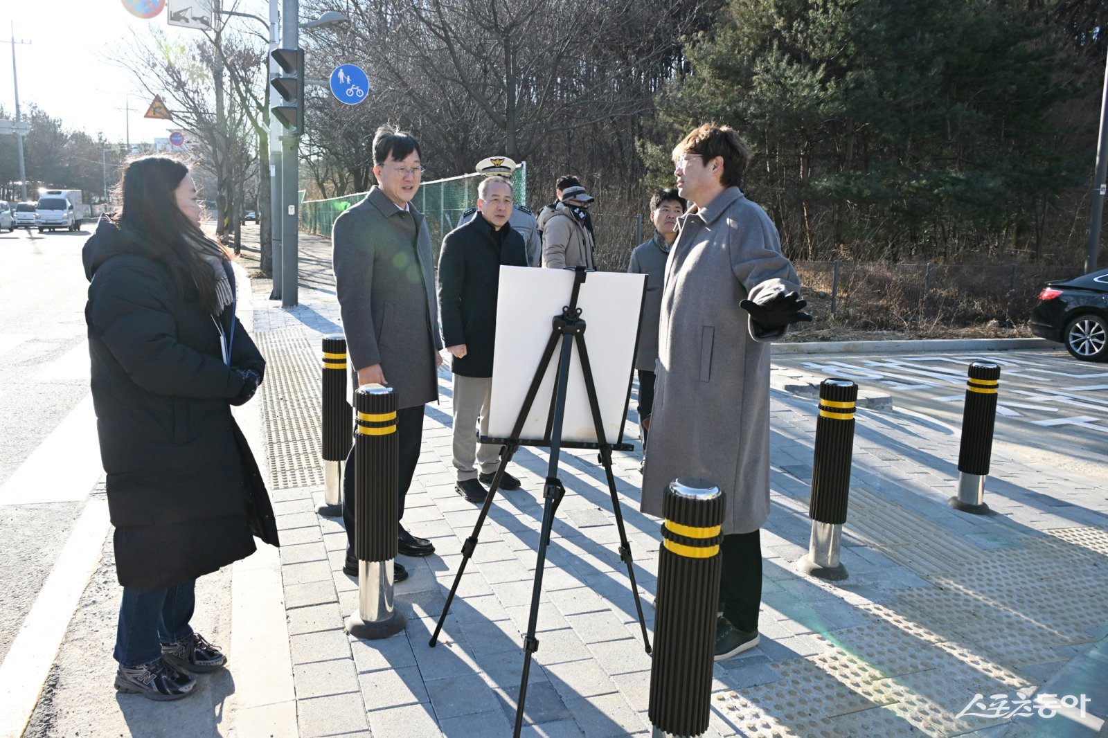 안산시(시장 이민근)는 이민근 시장이 지난 8일 단원구 고잔동 중앙대로 일원에서 추진 중인 ‘중앙대로 녹도 재정비 사업’과 상록구 사동 1273-23번지 일원의 ‘사동 176호 노외주차장 전용 진입로 설치 공사’ 현장을 차례로 방문해 사업 추진 상황을 점검했다. 사진제공｜안산시