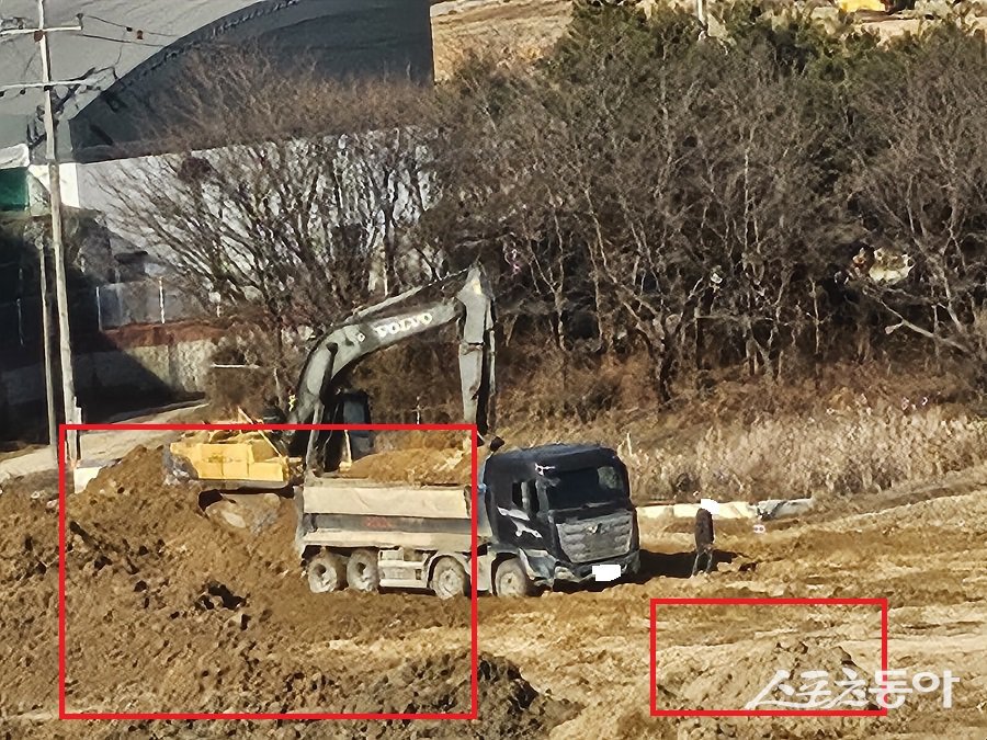 경기도 화성시 정남면 문학리 674-28번지 외 7필지를 소유한 대석개발이 개발행위허가와 환경영향평가 없이 제조시설을 운영하고 있다는 의혹이 제기돼 논란이 커지고 있다(폐기물 투기 모습). 사진제공｜공익 제보자