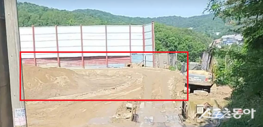 경기도 화성시 정남면 문학리 674-28번지 외 7필지를 소유한 대석개발이 개발행위허가와 환경영향평가 없이 제조시설을 운영하고 있다는 의혹이 제기돼 논란이 커지고 있다(현장). 사진제공｜공익 제보자