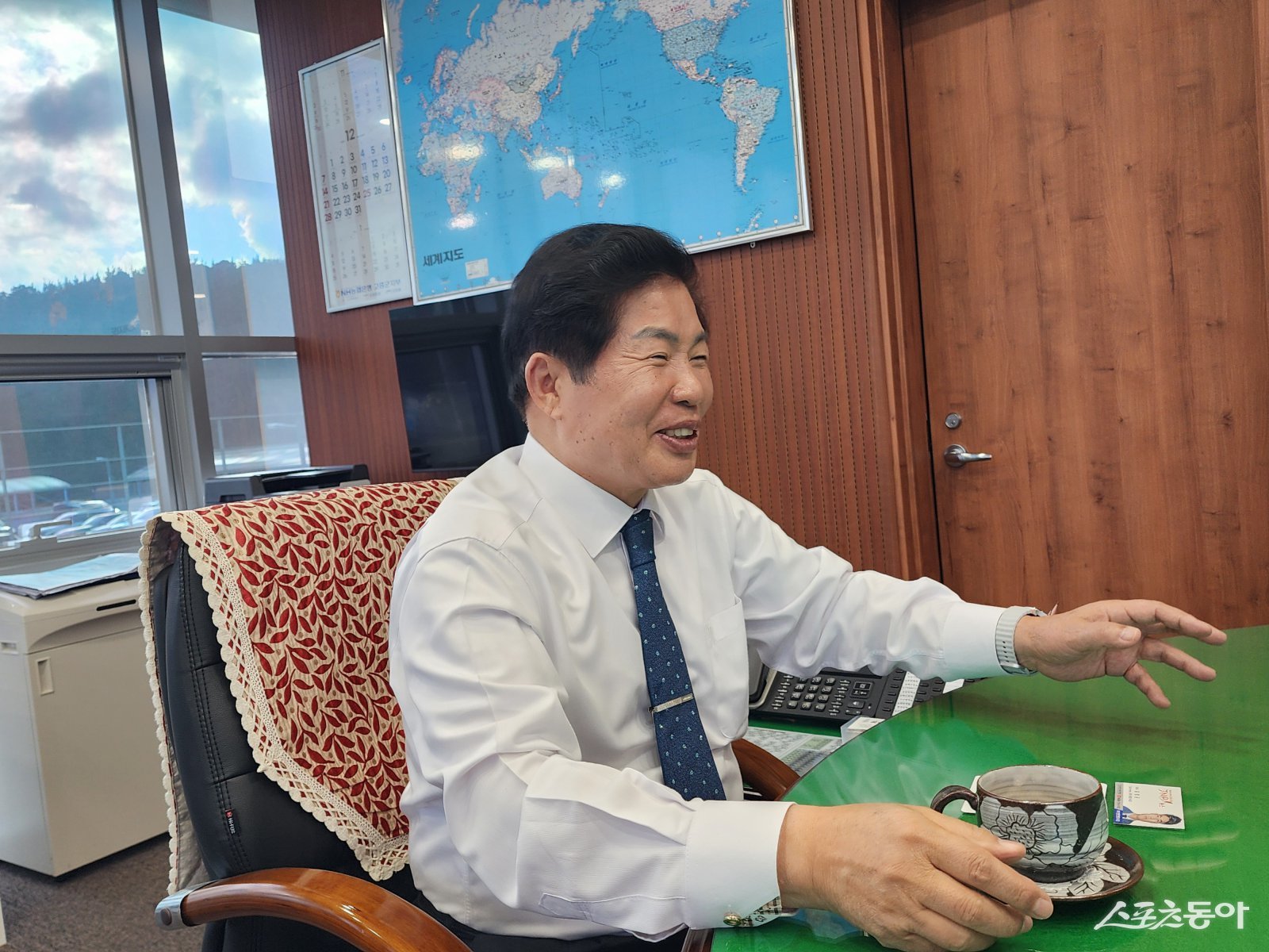 공영민 고흥군수가  “현장에서 답을 찾는 군정을 강조”하며, 소통폰을 고흥의 목소리를 듣는 안테나로 활용한다고 말하고 있다. 사진제공=박기현 기자