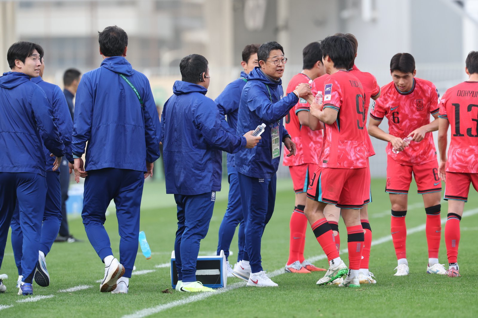 이민성 U-23 대표팀 감독(가운데)이 10일(한국시간) 사우디아라비아 리야드의 알샤밥 스타디움에서 벌어진 레바논전서 4-2 역전승을 거둔 뒤 선수들을 칭찬하고 있다. 사진제공│대한축구협회