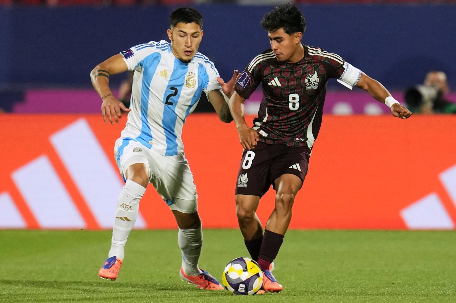 하비에르 아기레 멕시코 감독은 몬티엘(오른쪽)을 비롯한 멕시코 국내파 5인에게 1, 2월 평가전서 기회를 줄 것으로 보인다. AP뉴시스