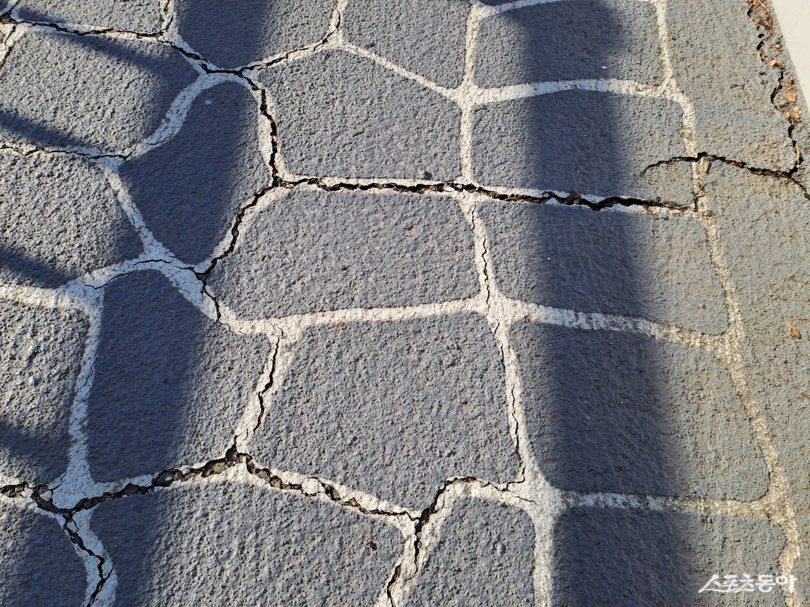 금곡교 인도 바닥 모습. 사진 ㅣ 김00 제공