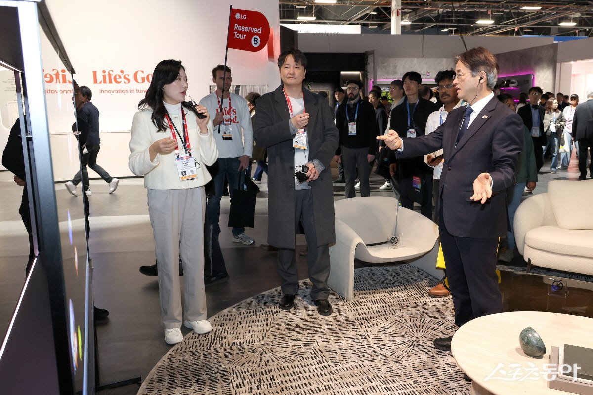 세계 최대 규모 기술 박람회인 CES 현장에 방문한 이동환 고양시 시장(오른쪽)과 시 대표단(LG 기업 부스) 사진제공ㅣ고양시