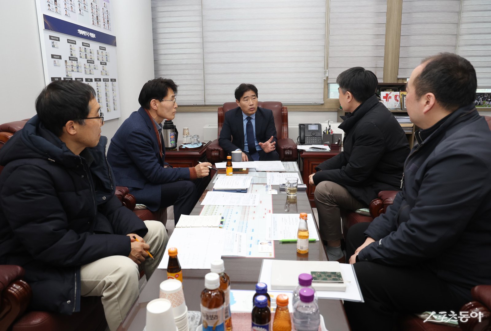김운남 의장(가운뎨)은 9일  의장실에서 시 집행부 버스정책과 관계자들과 면담을 갖고 대화동 수소충전소 운영 현황을 논의하고 있다. 사진제공ㅣ고양시의회