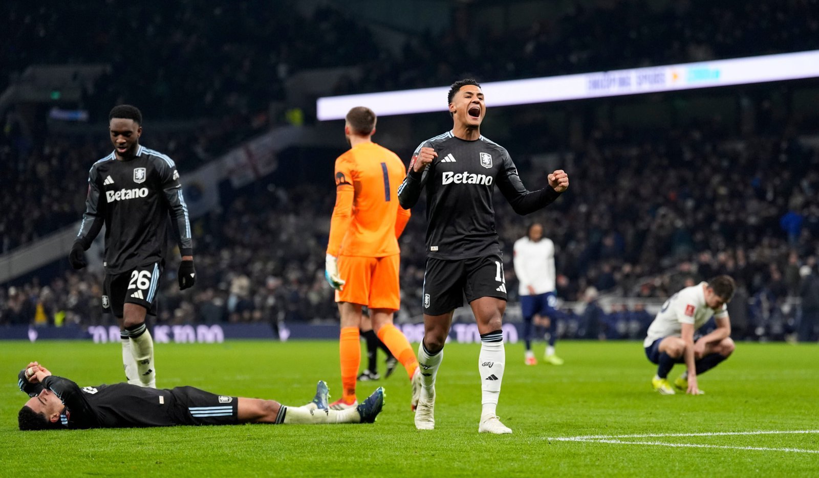 토트넘 선수들이 11일(한국시간) 영국 런던의 토트넘 홋스퍼 스타디움에서 열린 애스턴 빌라와 홈경기에서 1-2로 패한 뒤 아쉬워하고 있다. 런던│AP뉴시스