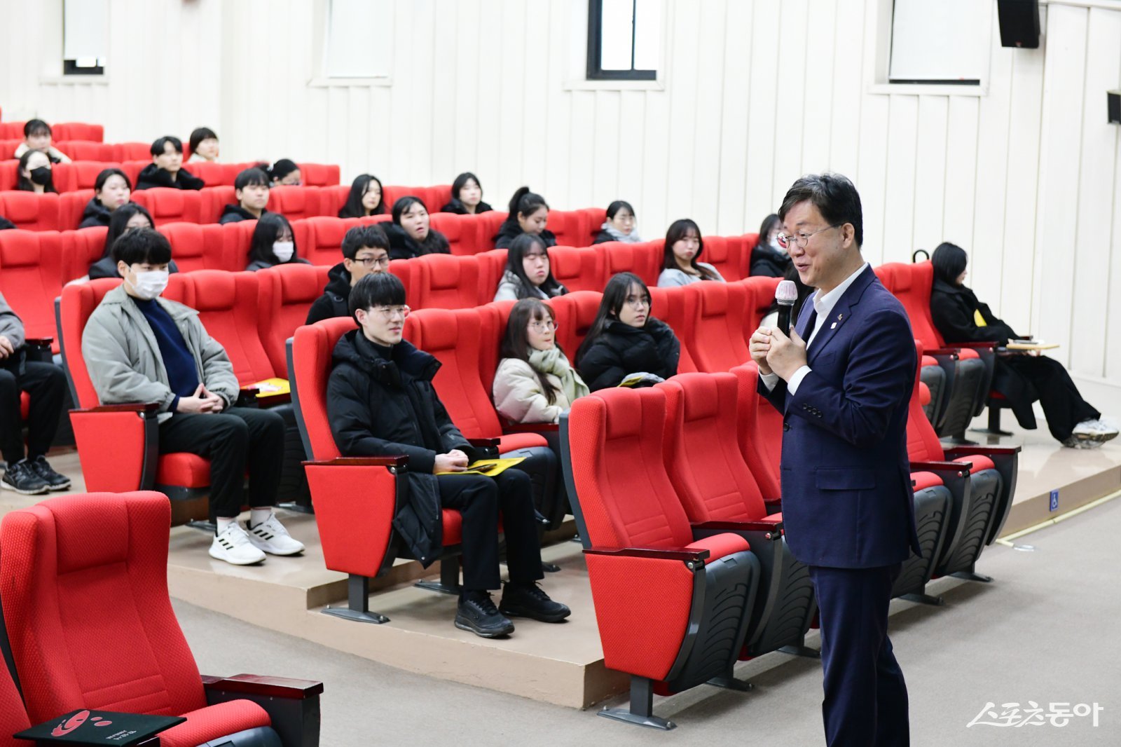 지난 2025년 3월 4일 이민근 안산시장이 2025년 상반기 청년인턴 오리엔테이션에서 청년들에게 발언을 하고 있다. 사진제공｜안산시