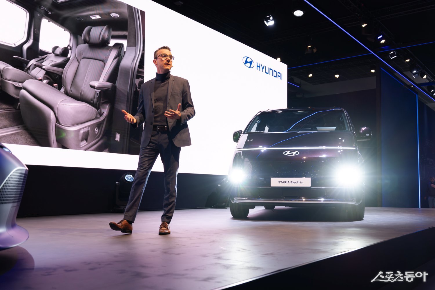 현대차 유럽권역상품담당실장 라프 반 누펠이 브뤼셀 모터쇼 현대차관에서 더 뉴 스타리아 EV를 소개하고 있다.사진제공 ｜현대차