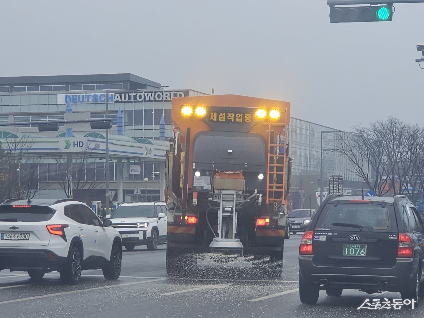 수원시가 지난 10일 오후 제설차를 이용해 도로 제설 작업을 하고 있다. 사진제공｜수원시