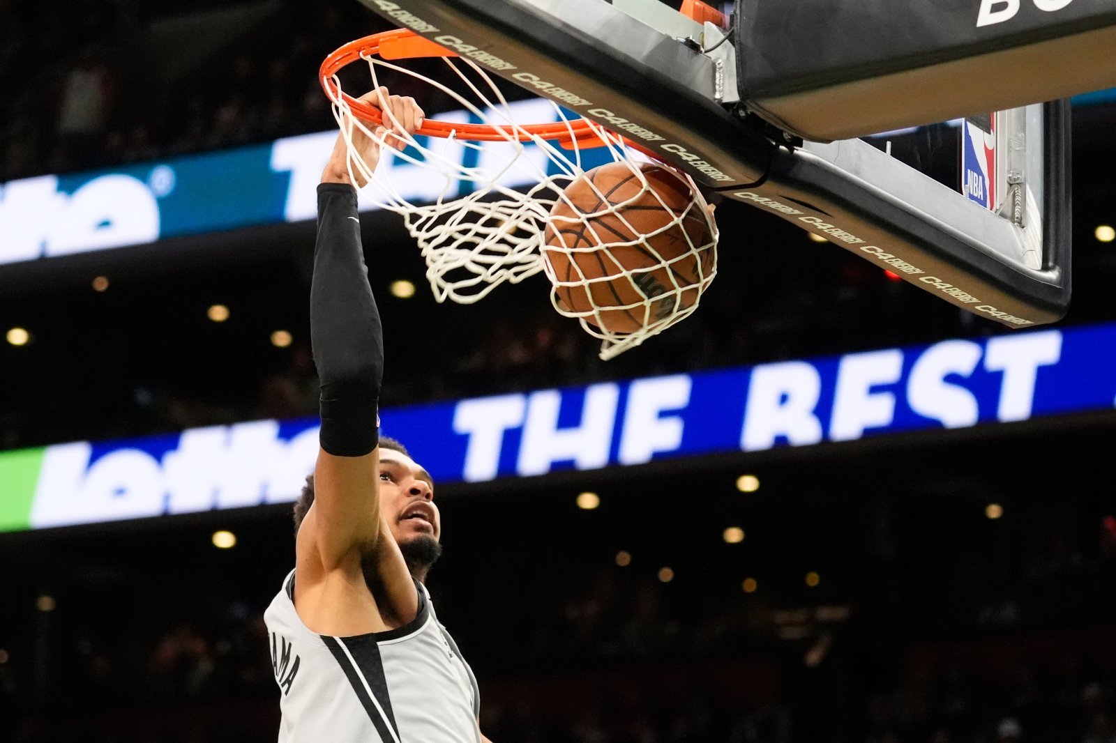 샌안토니오 빅토르 웸반야마가 11일(한국시간) TD 가든에서 열린 보스턴과 원정경기 도중 원 핸디 덩크슛을 림에 꽂고 있다. 보스턴｜AP뉴시스