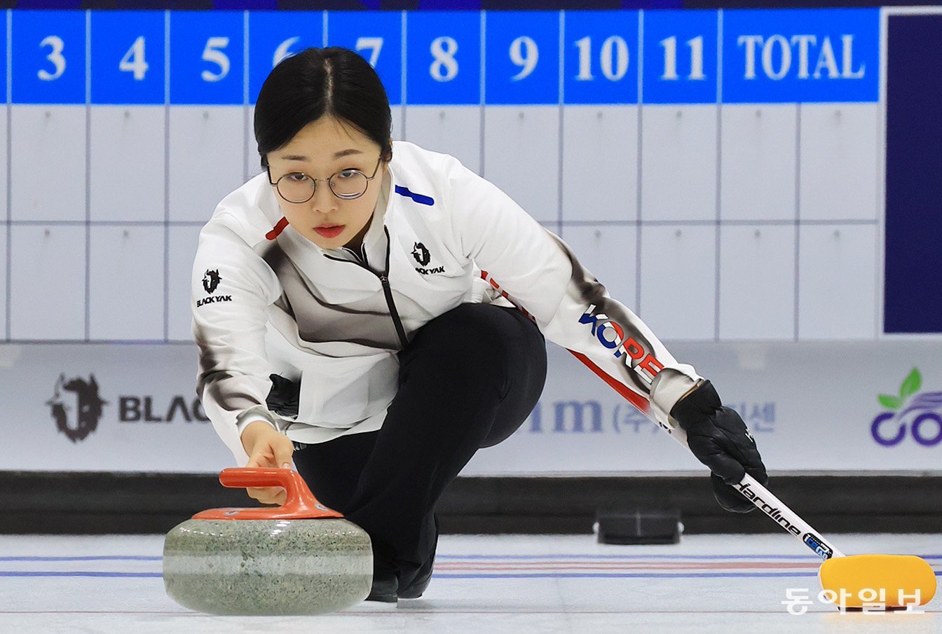 김선영(오른쪽)은 한국 컬링 역사상 최초로 올림픽 3회 출전을 앞두고 있다. 익숙했던 4인조가 아닌 정영석과 함께 믹스더블로 종목을 바꾼 그는 “첫 올림픽이라는 마음가짐으로 준비하겠다”고 결의를 다졌다. 뉴시스