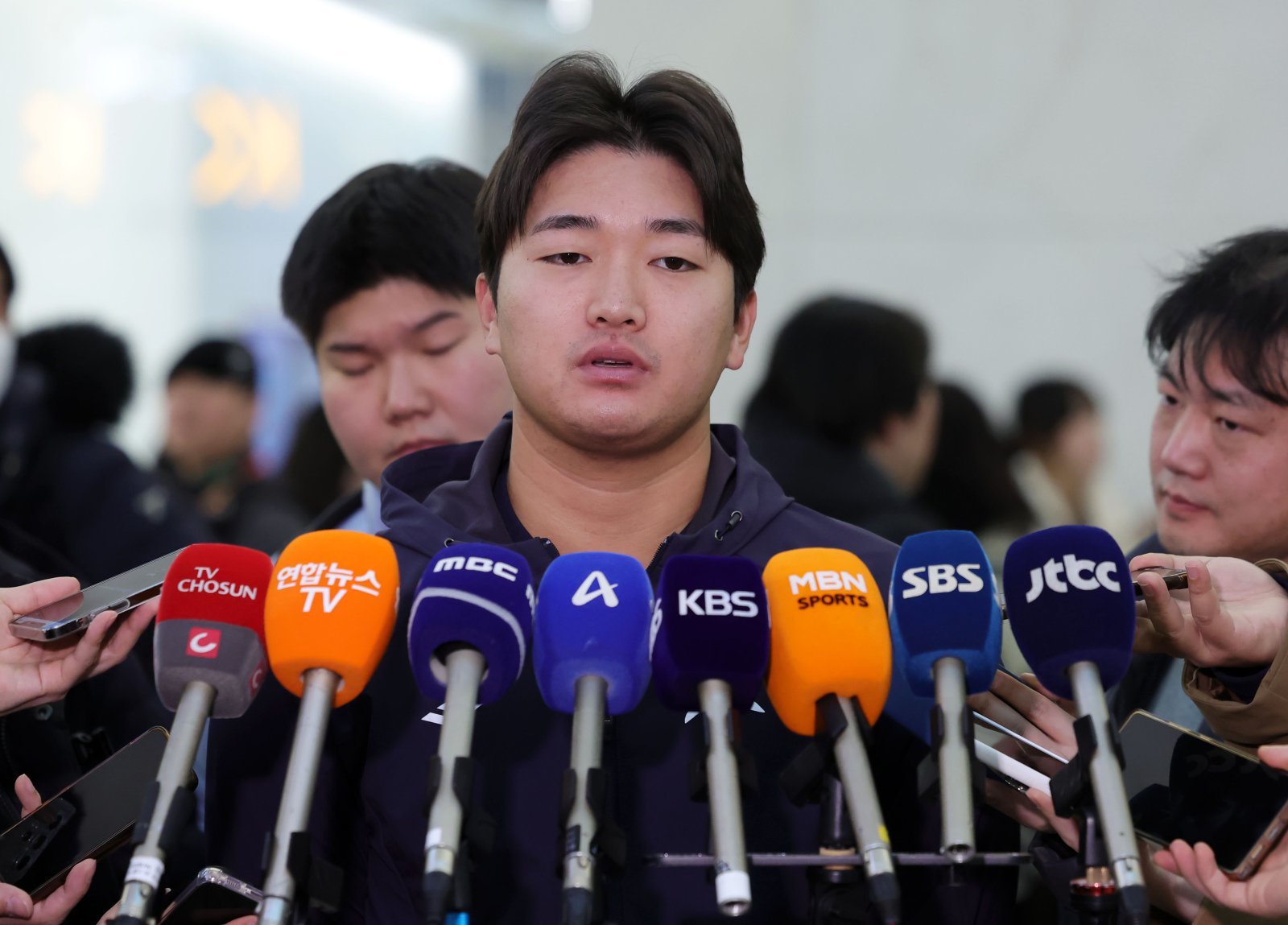 야구대표팀 고우석이 9일 인천국제공항 제1터미널에서 취재진과 인터뷰를 진행하고 있다. 고우석은 2026 WBC 1차 캠프 전지훈련에 참가하기 위해 9일 미국 사이판으로 출국했다. 뉴시스