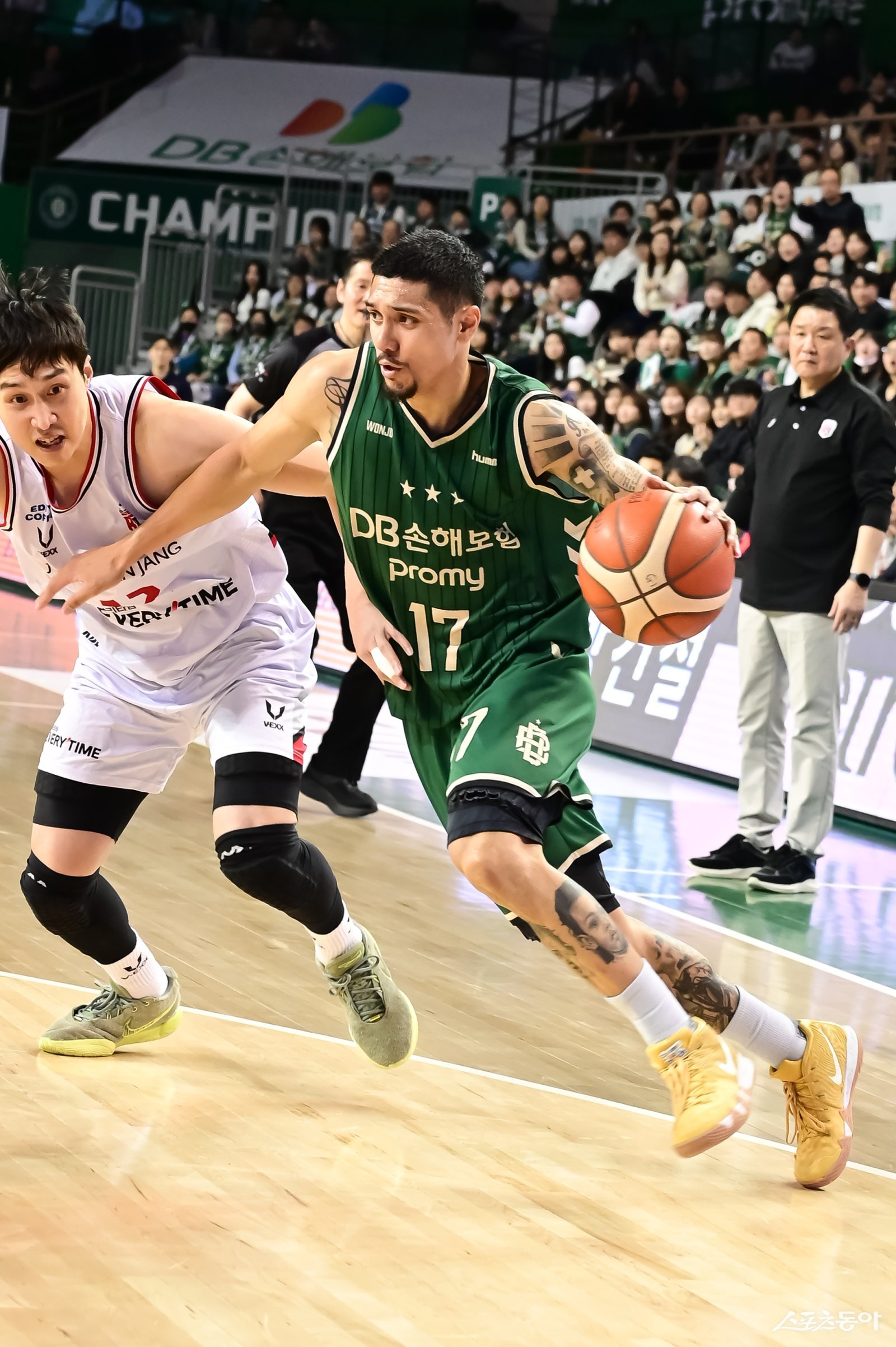 DB 이선 알바노가 11일 원주DB프로미아레나에서 열린 정관장전 도중 돌파를 시도하고 있다. 사진제공｜KBL