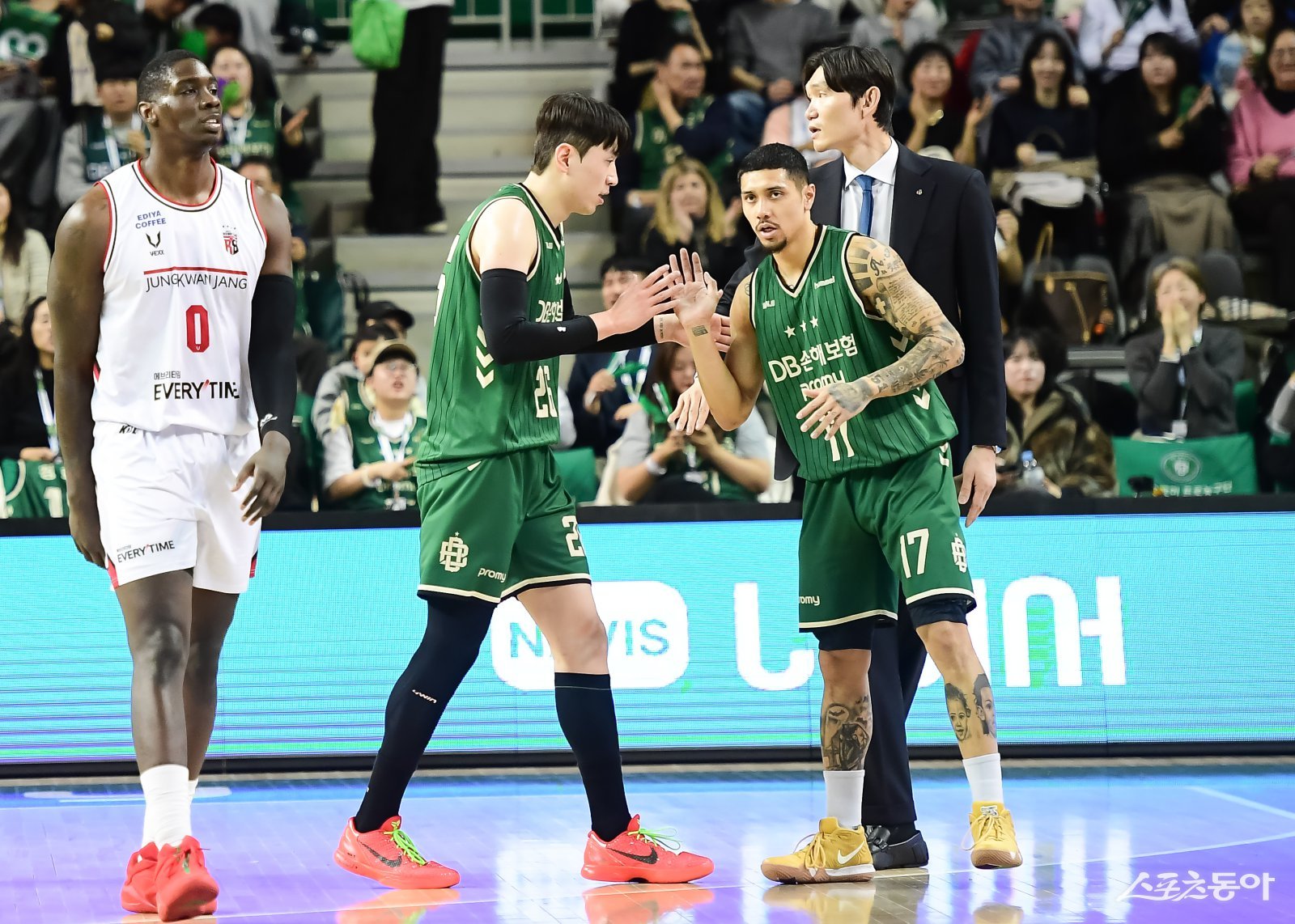 DB 이선 알바노(오른쪽)가 11일 원주DB프로미아레나에서 열린 정관장전 도중 강상재와 손뼉을 마주치고 있다. 사진제공｜KBL