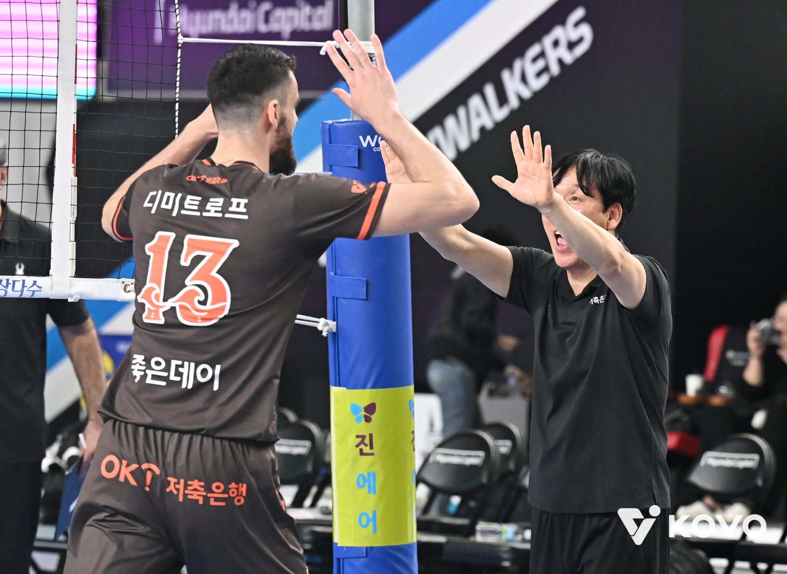 OK저축은행은 신영철 감독(오른쪽)의 지도 하에 주포 디미트로프(왼쪽)가 4라운드 들어 살아나면서 이번 시즌 봄배구 진출 도전에 속도를 붙였다. 사진제공│KOVO