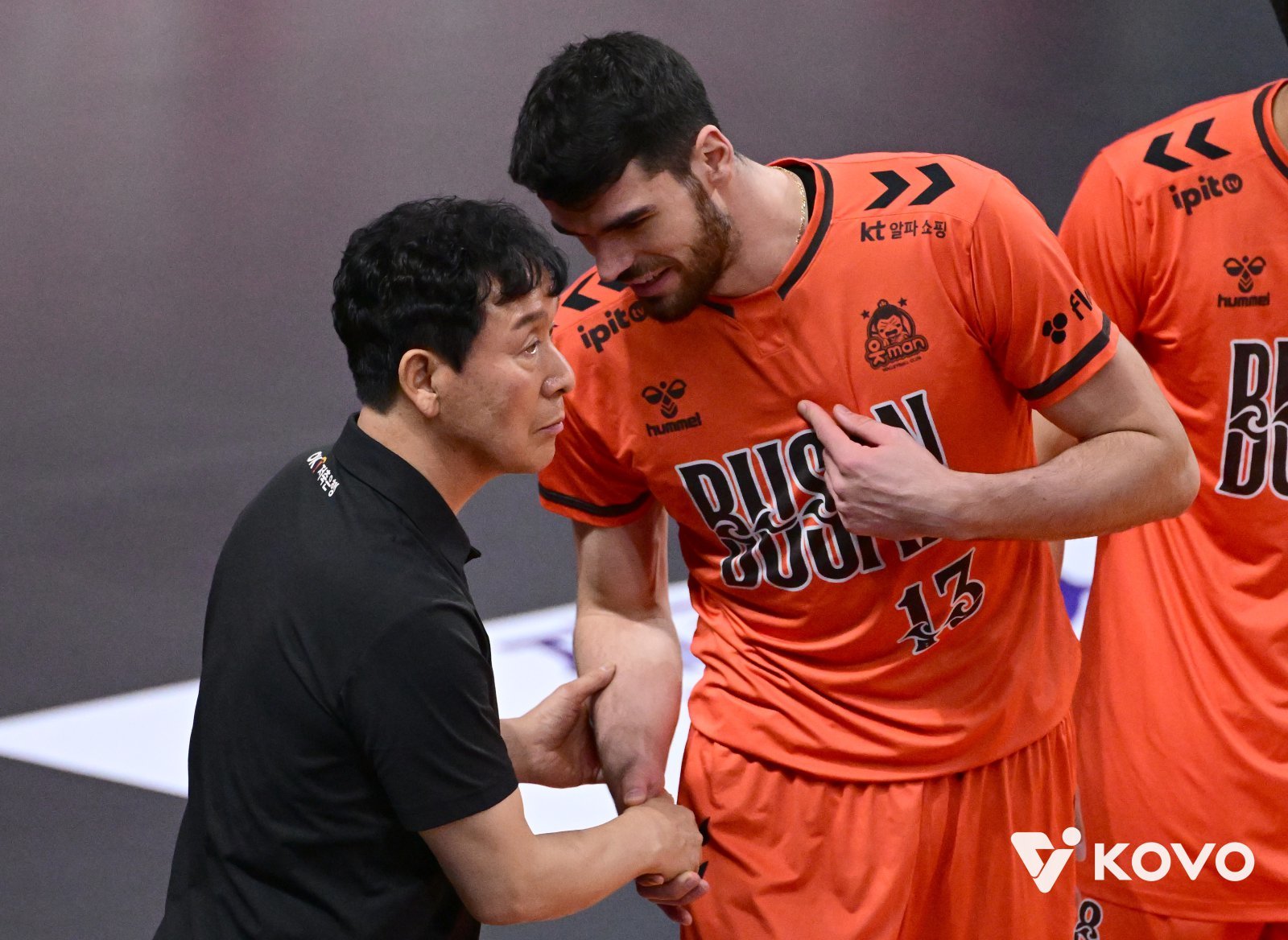 OK저축은행은 신영철 감독(왼쪽)의 지도 하에 주포 디미트로프(오른쪽)가 4라운드 들어 살아나면서 이번 시즌 봄배구 진출 도전에 속도를 붙였다. 사진제공│KOVO