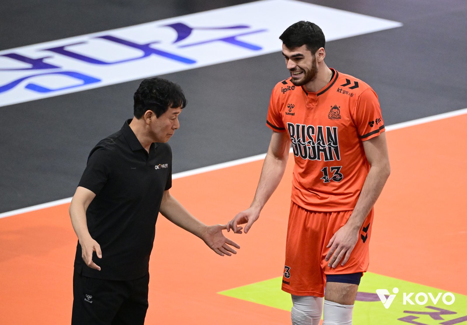 OK저축은행은 신영철 감독(왼쪽)의 지도 하에 주포 디미트로프(오른쪽)가 4라운드 들어 살아나면서 이번 시즌 봄배구 진출 도전에 속도를 붙였다. 사진제공│KOVO