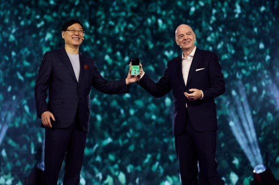 잔니 인판티노 FIFA 회장(오른쪽)과 양위안칭 레노버 회장이 7일(한국시간) 미국 라스베이거스에서 열린 CES 2026 개막일 행사서 북중미월드컵에 활용할 AI 신기술을 공개했다. 사진제공|FIFA