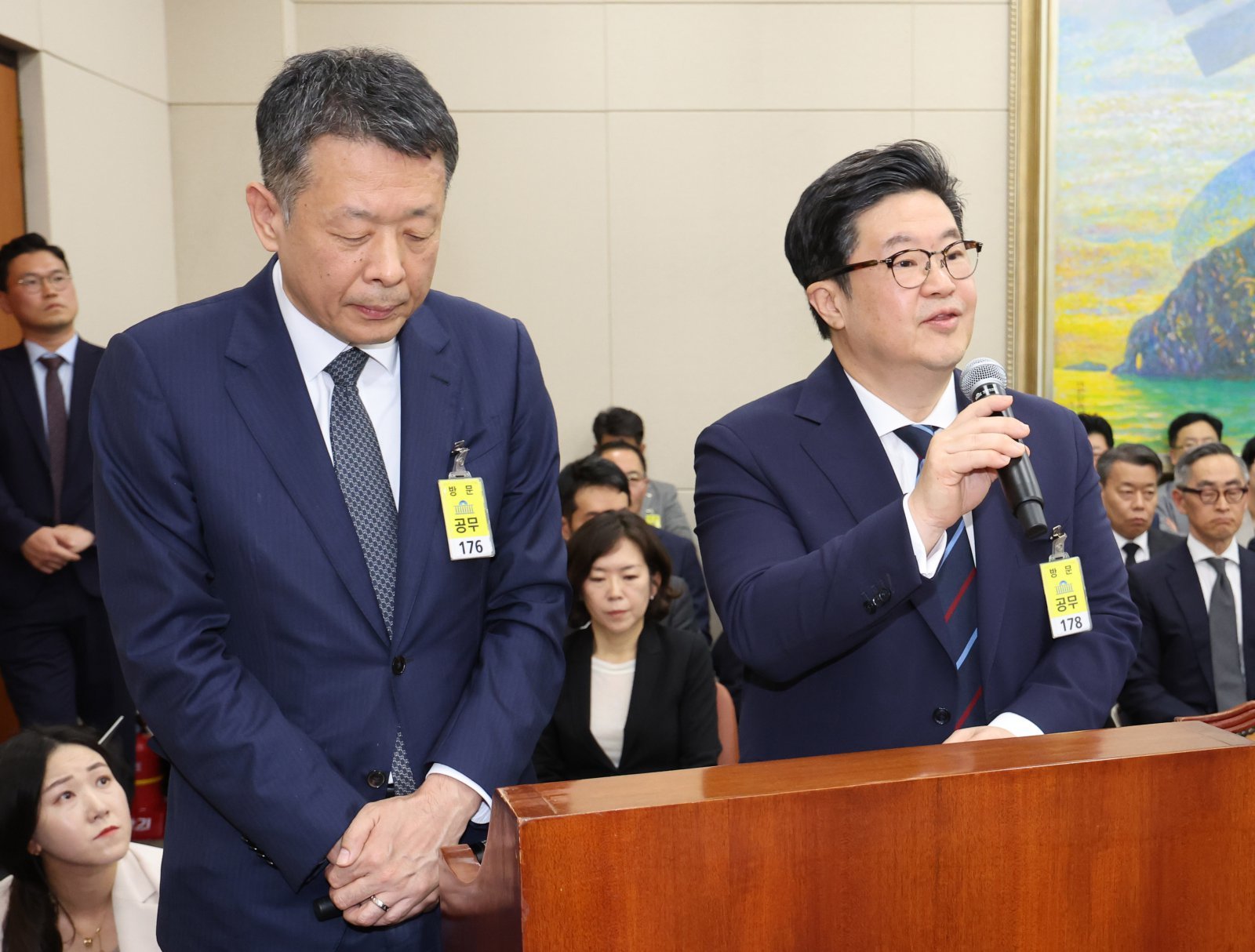 김병주 MBK파트너스 회장(오른쪽)과 김광일 부회장 겸 홈플러스 대표이사가 지난해 10월 14일 오후 서울 여의도 국회에서 열린 정무위원회 국정감사에서 의원 질의에 답변하고 있다.             뉴시스