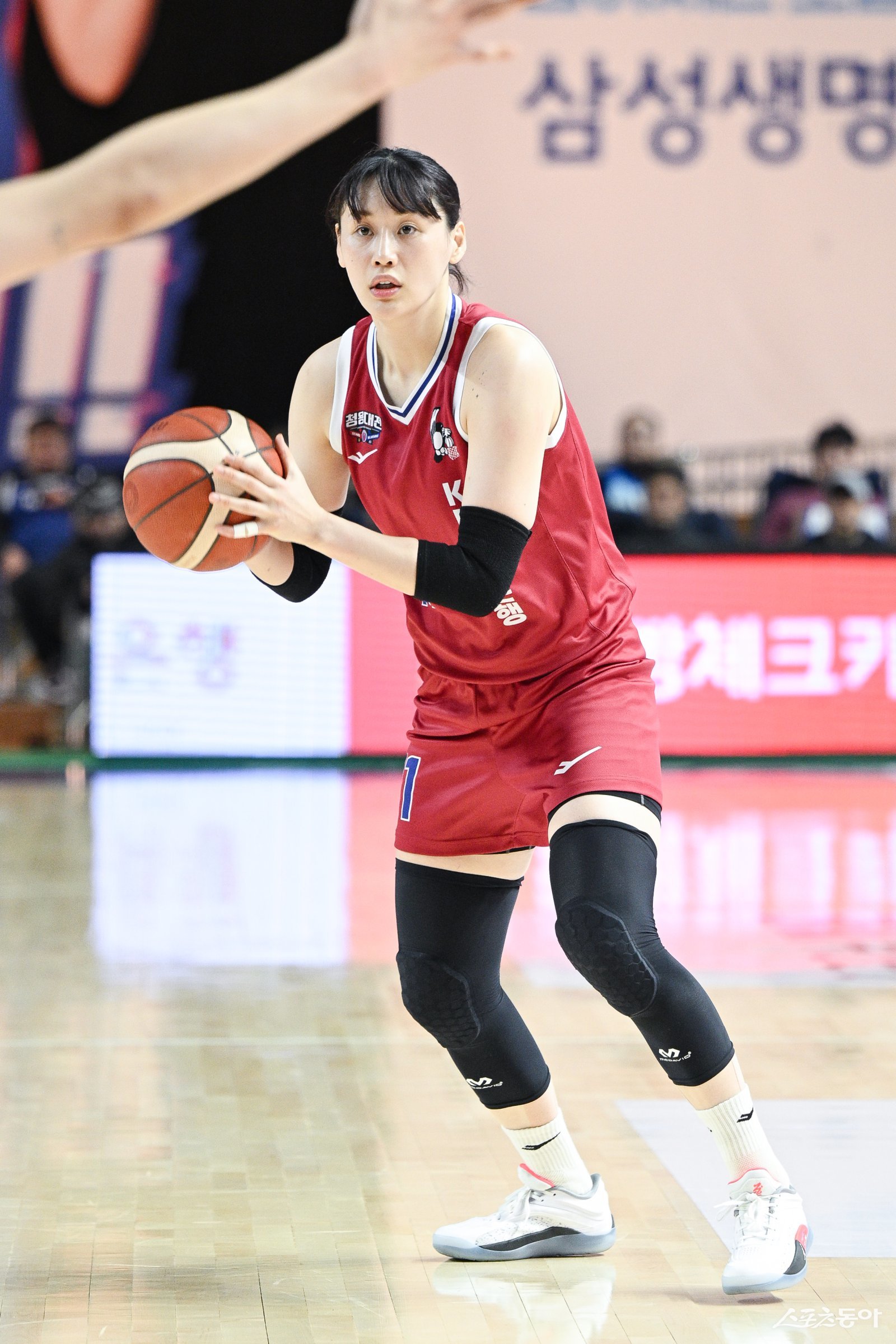 KB스타즈 강이슬이 11일 용인체육관에서 열린 삼성생명전에서 패스할 곳을 찾고 있다. 이날 강이슬은 트리플더블을 기록하며 팀의 89-73 승리를 이끌었다. 사진제공ㅣWKBL