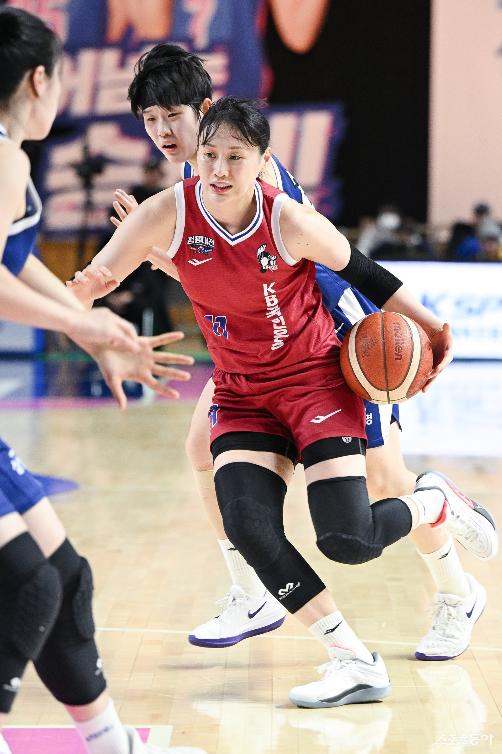 KB스타즈 강이슬(오른쪽)이 11일 용인체육관에서 열린 삼성생명전에서 드리블을 하고 있다. 이날 강이슬은 트리플더블을 기록하며 팀의 89-73 승리를 이끌었다. 사진제공ㅣWKBL
