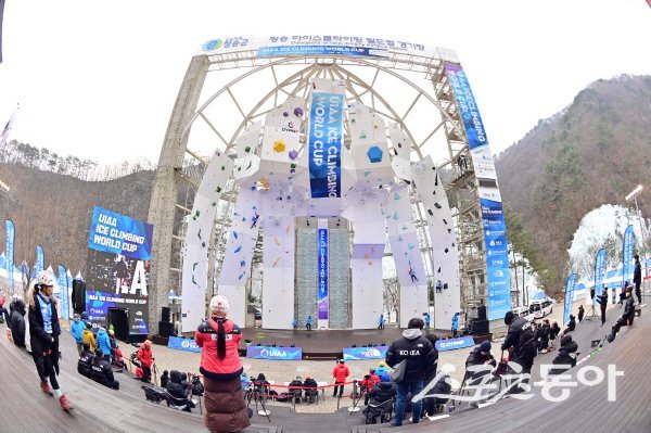 ‘2026 UIAA 청송 아이스클라이밍 월드컵 대회’가 청송서 성황리에 개최되고 있다. 사진제공 ㅣ (사)대한산악연맹