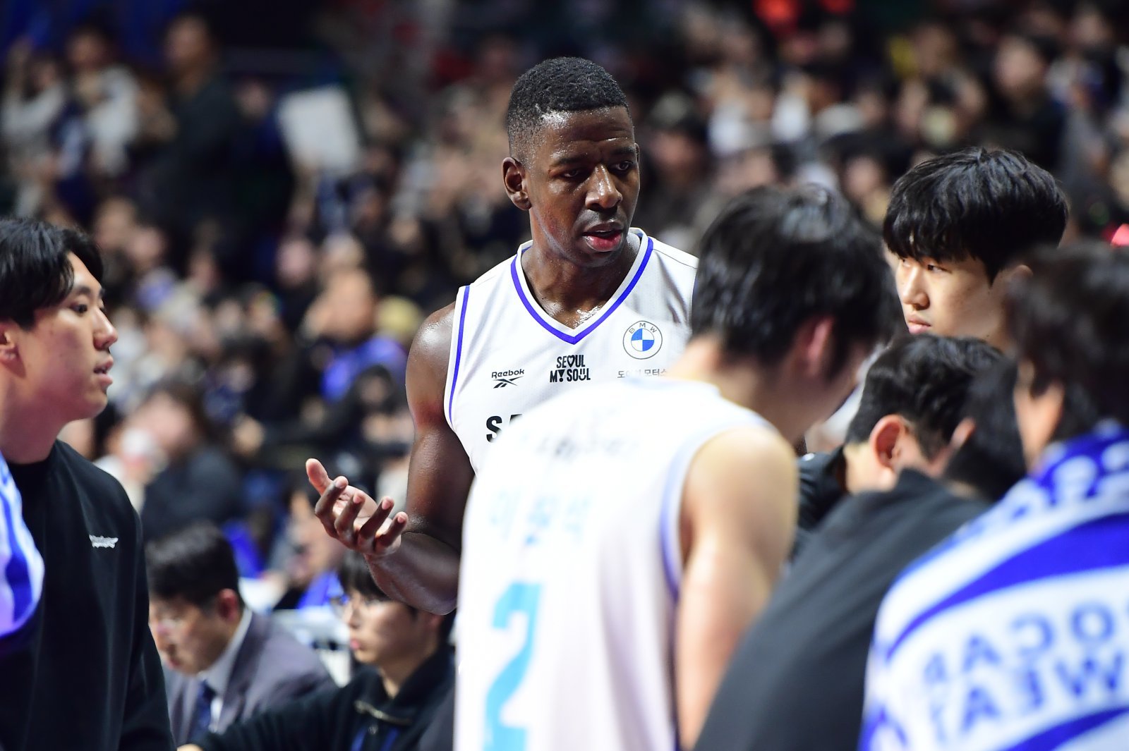 삼성 앤드류 니콜슨(가운데)은 이번 시즌 여러 차례 돌방 행동하며 팀 분위기를 헤치고 있다. 사진제공｜KBL