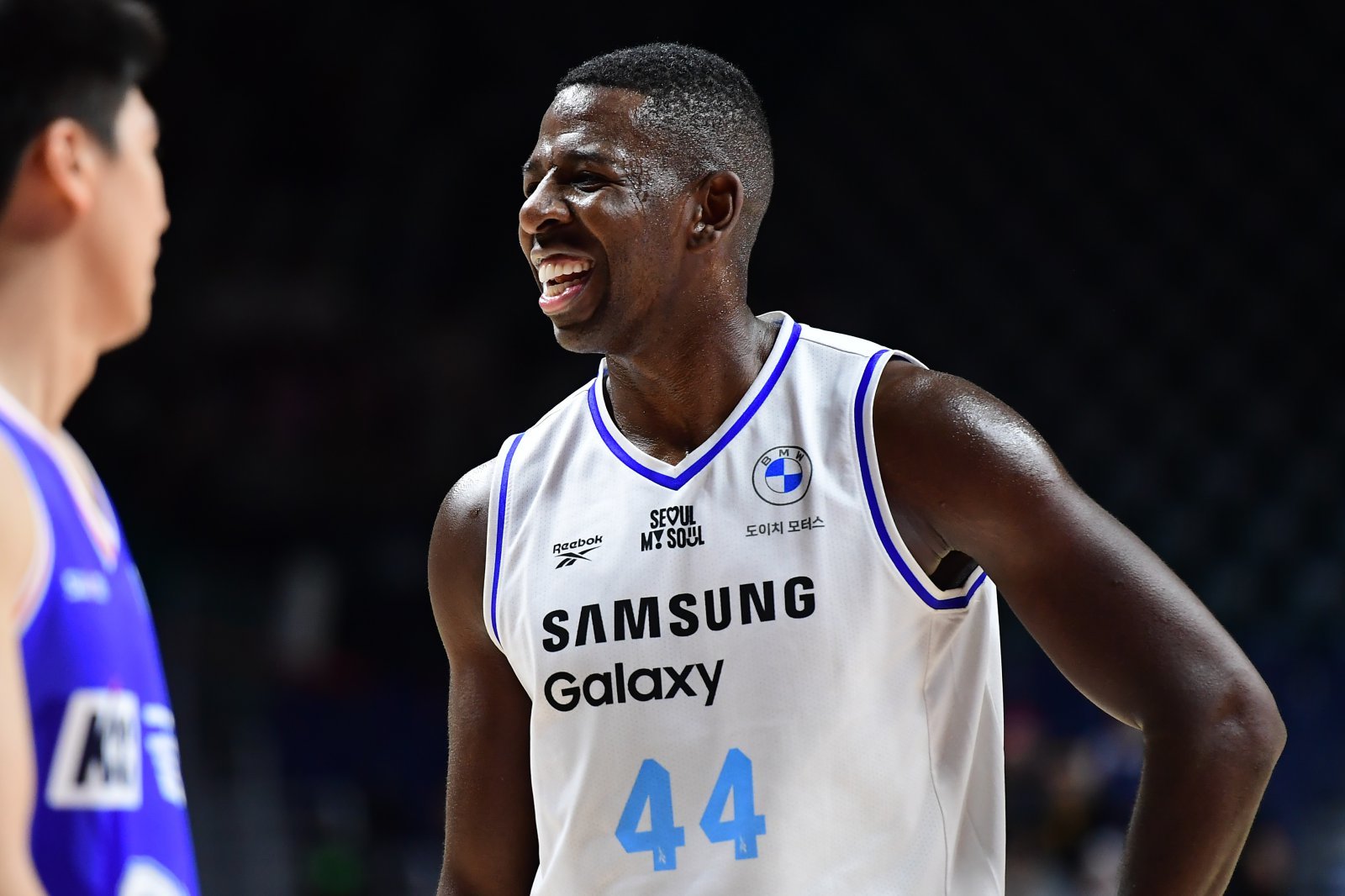 삼성 앤드류 니콜슨(오른쪽)은 이번 시즌 여러 차례 돌방 행동하며 팀 분위기를 헤치고 있다. 사진제공｜KBL