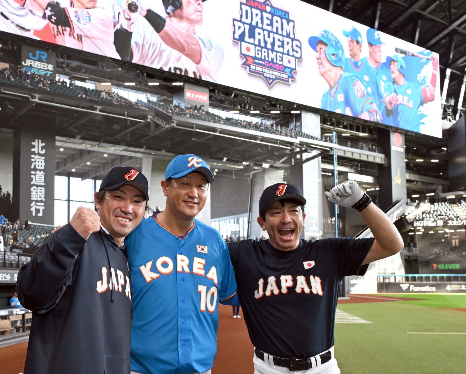 이대호(가운데)가 지난해 11월 30일 에스콘필드 홋카이도에서 열린  ‘한일 드림 플레이어즈 게임’에서 소프트뱅크 시절 동료였던 마쓰다 노부히로(오른쪽), 우치가와 세이이치와 기념촬영을 하고 있다. 뉴시스