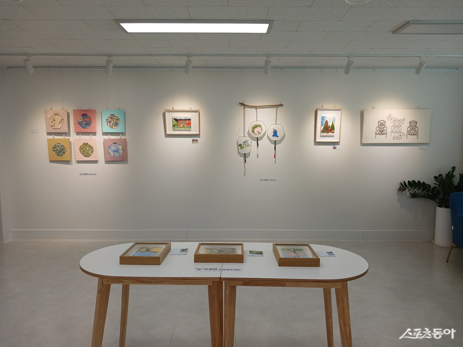 부천시는 이달 31일까지 부천시립북부도서관 3층 ‘삼작’ 갤러리에서 서양자수 전시 ‘시간을 꿰맨 바늘’을 운영한다(전시 모습). 사진제공｜부천시