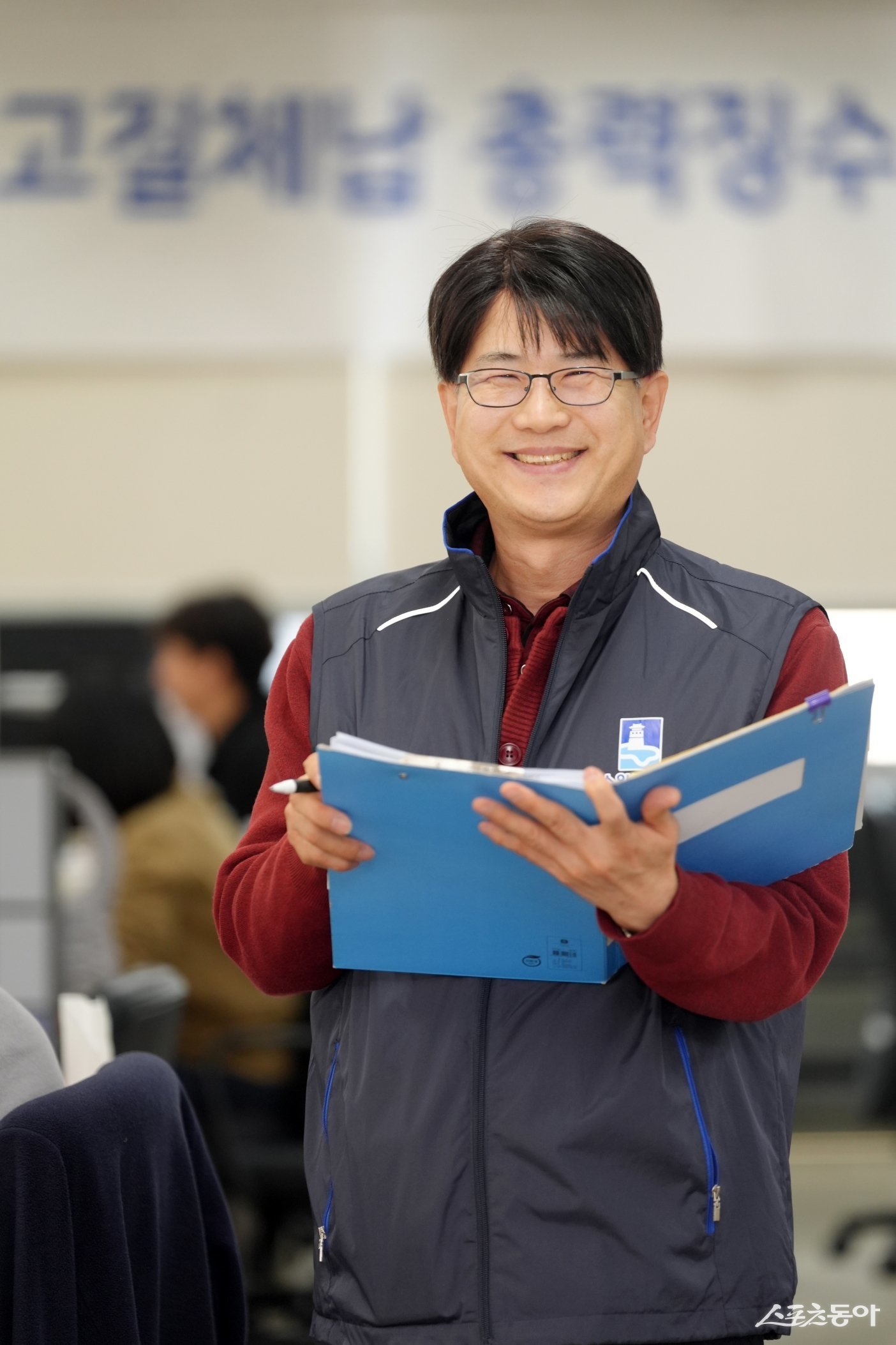 징수과 체납추적팀 신용철 주무관은 “A씨 가족이 자립할 때까지 계속해서 연락하며 안부를 확인하겠다”고 말했다. 사진제공｜수원시