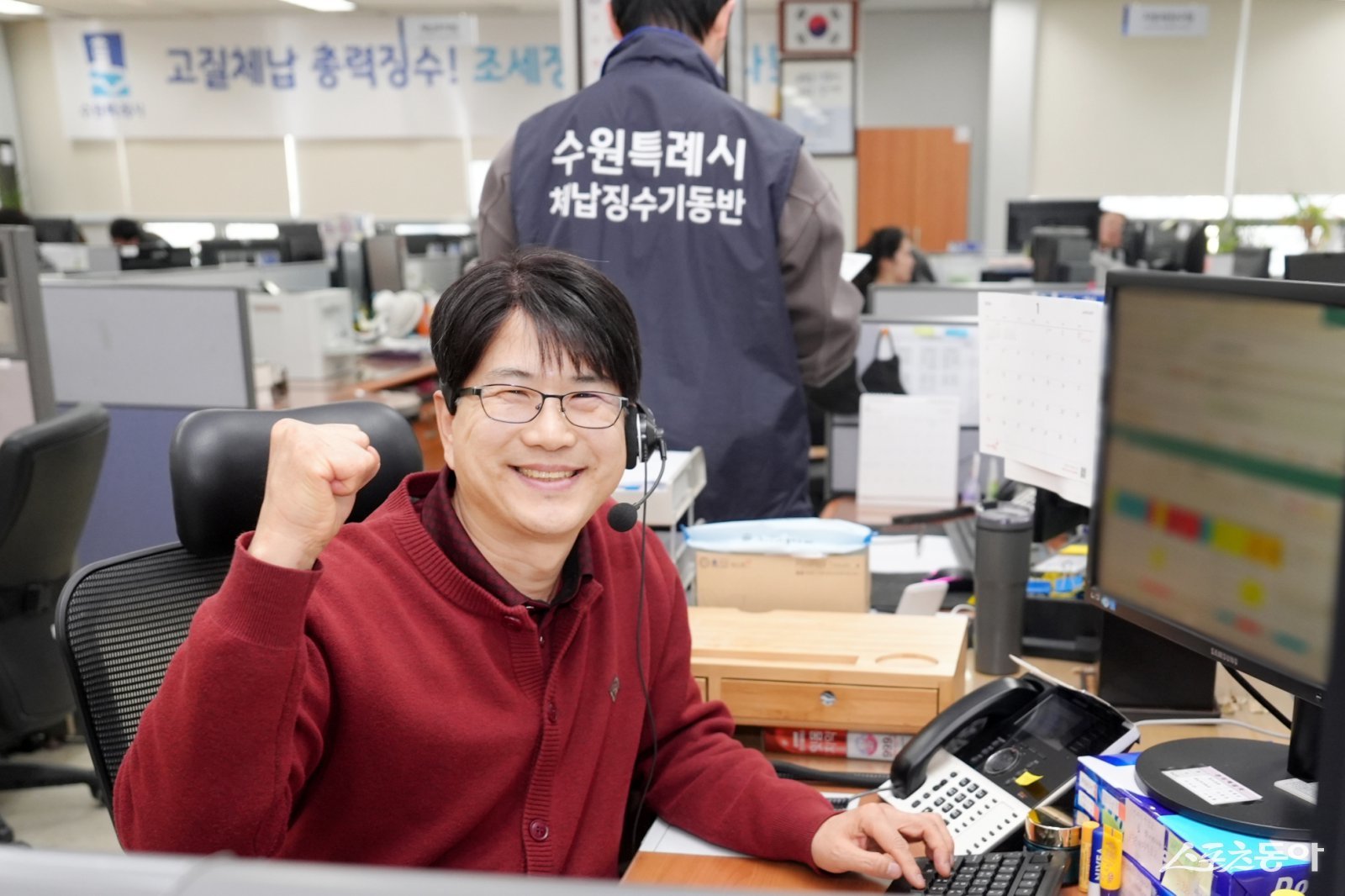 징수과 체납추적팀 신용철 주무관은 “A씨 가족이 자립할 때까지 계속해서 연락하며 안부를 확인하겠다”고 말했다. 사진제공｜수원시