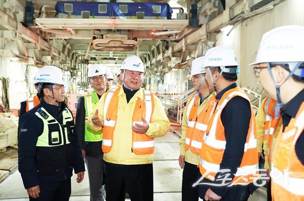 김경일 파주시장(윈쪽 두번째)이 지난 9일 수도권 제2순환 고속도로 2공구 한강하저터널 건설 현장을 방문해 안전 점검하고 있다. 사진제공ㅣ파주시 