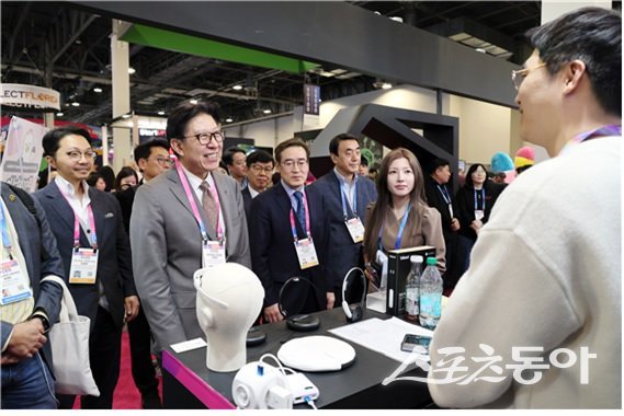 박형준 부산시장이 지난 7일 통합부산관 투어하고 있다. (사진제공=부산시)